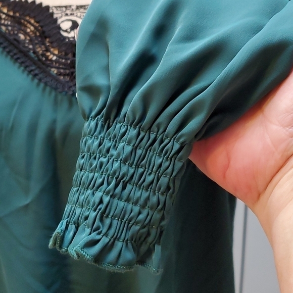 Womens Emerald Green Crochet neckline Vneck Satin Top Sz.Large - Picture 4 of 5